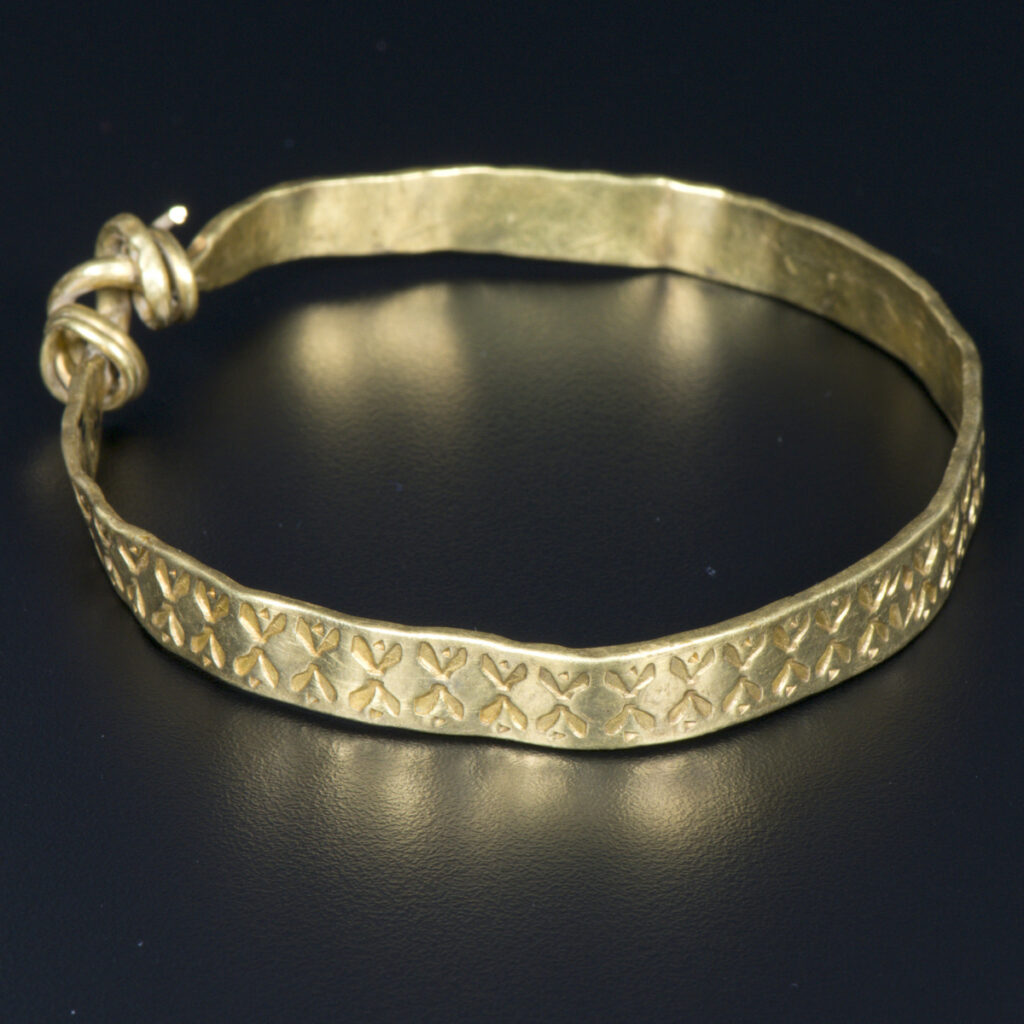 Bracelet en or provenant du trésor de la vallée d'York. Source : Yorkshire Museums Trust