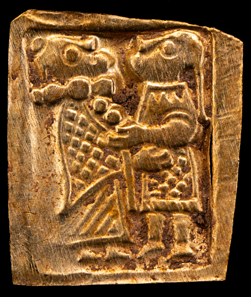 Gullgubber , représentant probablement le mariage sacré de Freyr et Gerdr , vers 700 après J.-C.