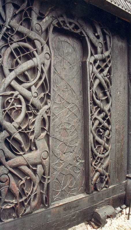 Sculptures du portail de l' église en bois debout d'Urnes